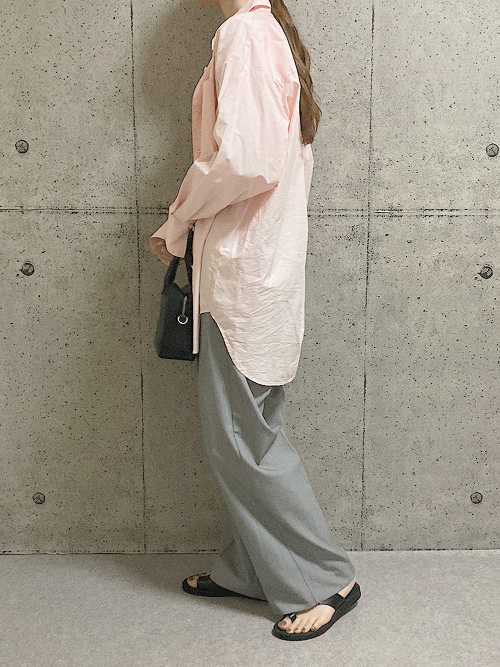 ブラック系のサンダル、ブラック系のバッグ、ホワイト系のタンクトップを着用したレディースの夏コーディネートの2枚目の写真