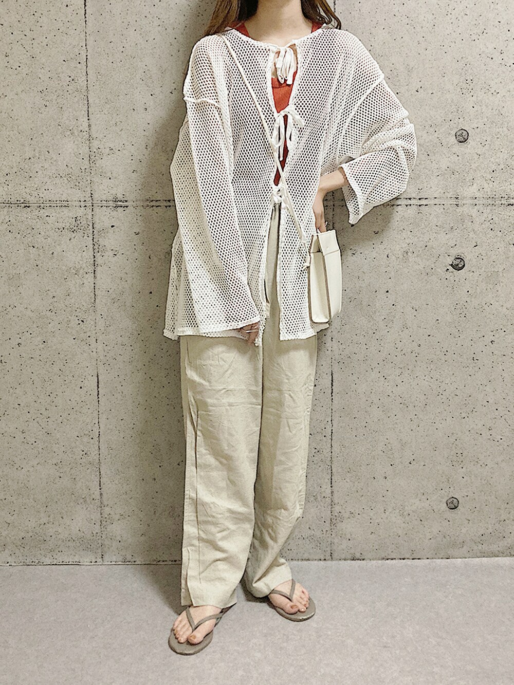ベージュ系のサンダル、ベージュ系のその他パンツ、ホワイト系のカーディガン/ボレロを着用したレディースの夏コーディネートの2枚目の写真