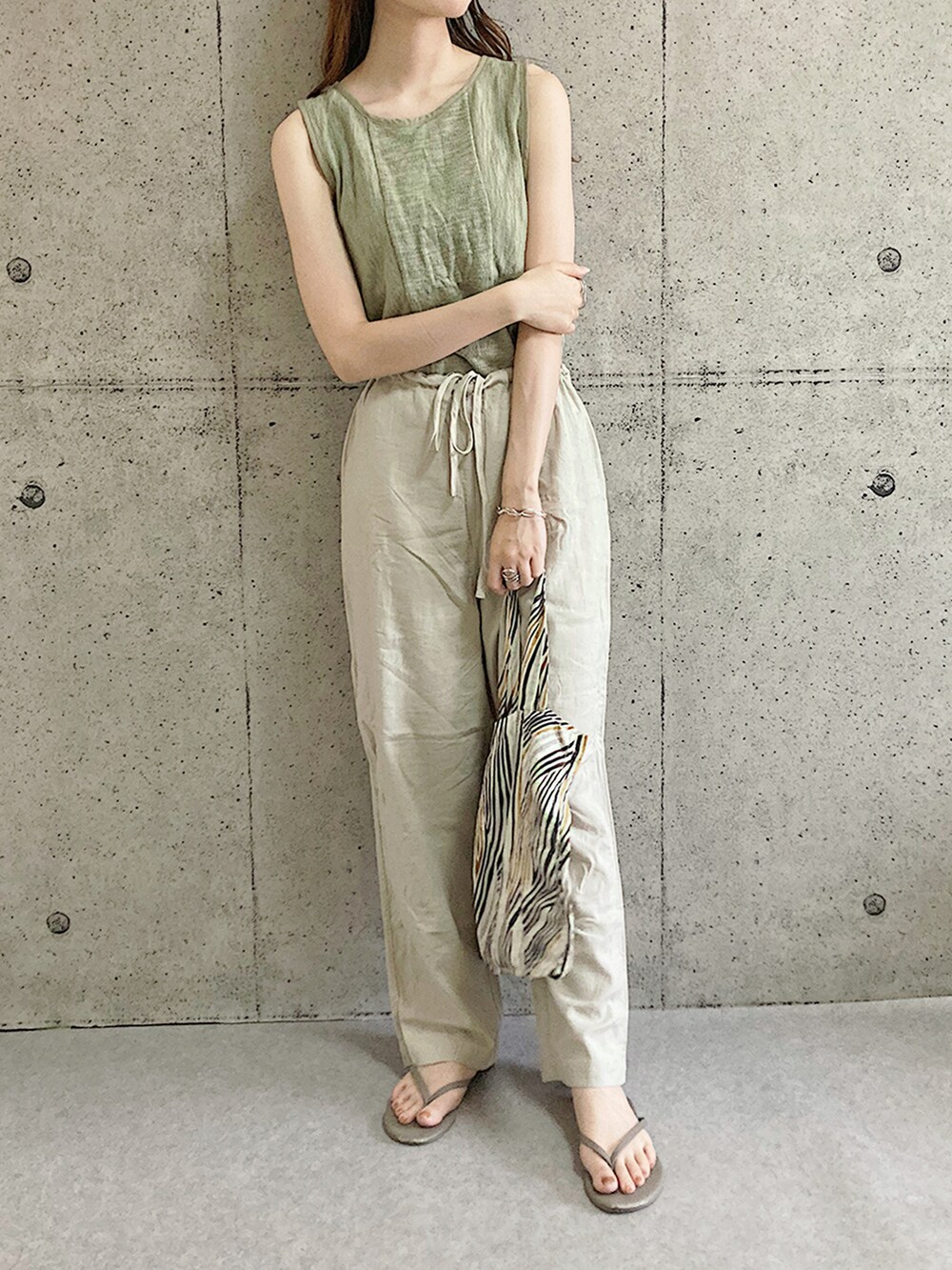 ベージュ系のサンダル、ベージュ系のトートバッグ、ベージュ系のその他パンツを着用したレディースの夏コーディネートの3枚目の写真