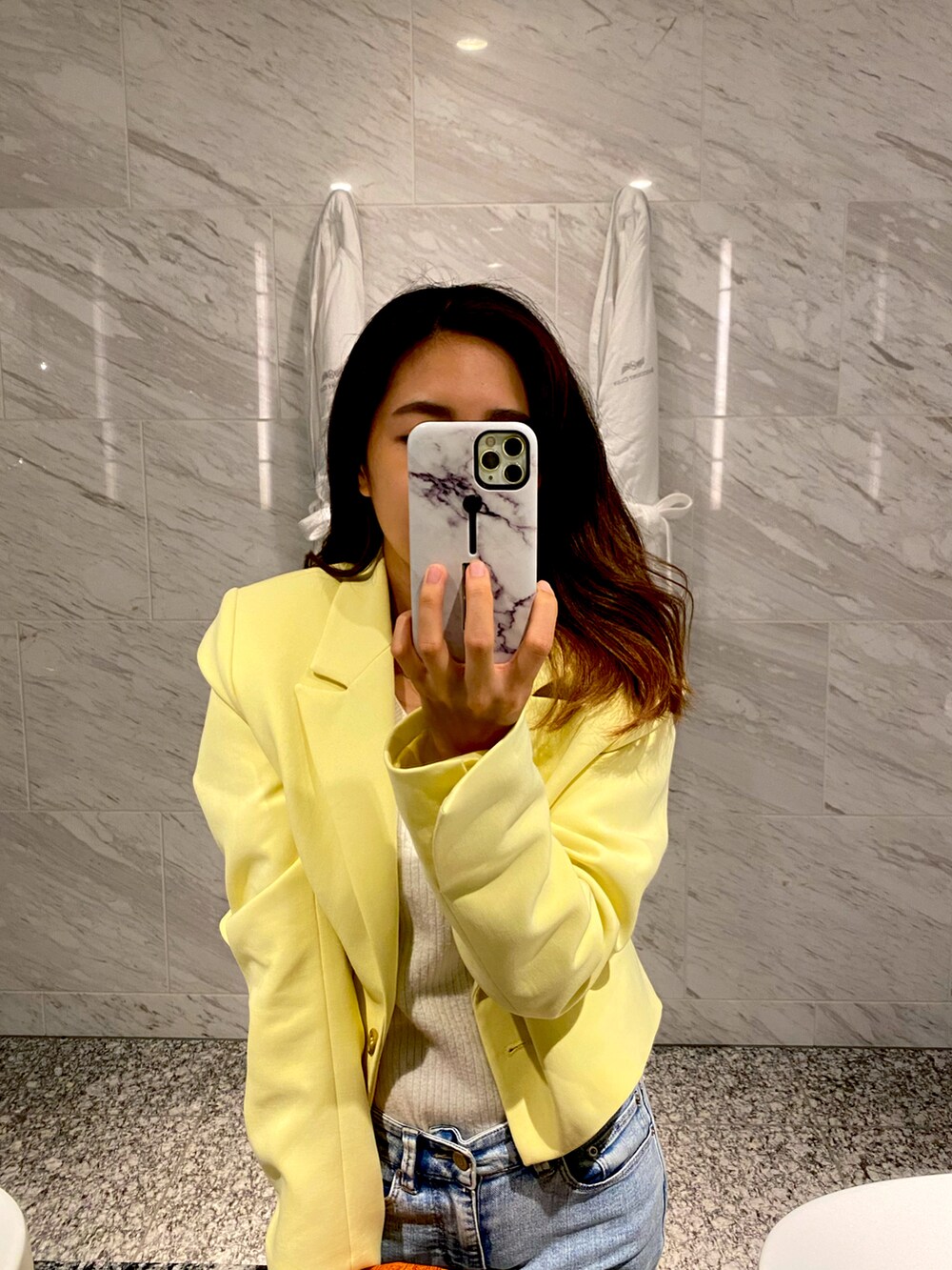 イエロー系のジャケット/アウターを着用したレディースの秋コーディネートの2枚目の写真