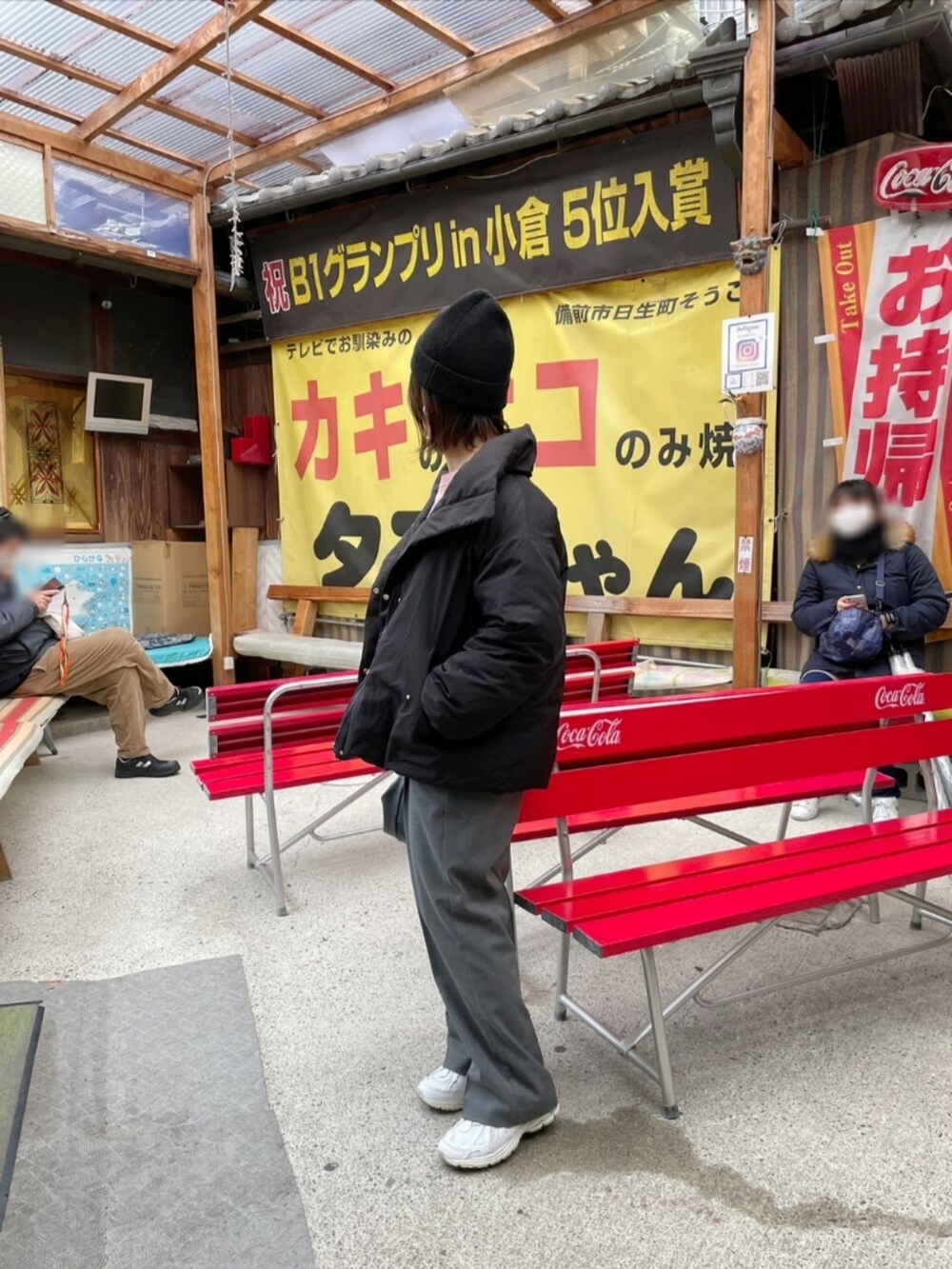 ブラック系のダウンジャケット/コート、ピンク系のスウェット、ホワイト系のその他トップスを着用したレディースの冬コーディネートの2枚目の写真