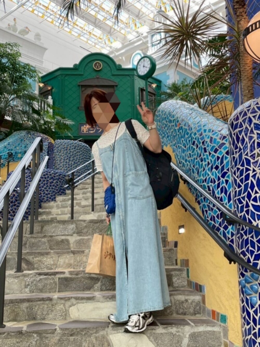 ホワイト系のTシャツ/カットソー、ブルー系のジャンパースカート、シルバー系のスニーカーを着用したレディースの夏コーディネートの2枚目の写真