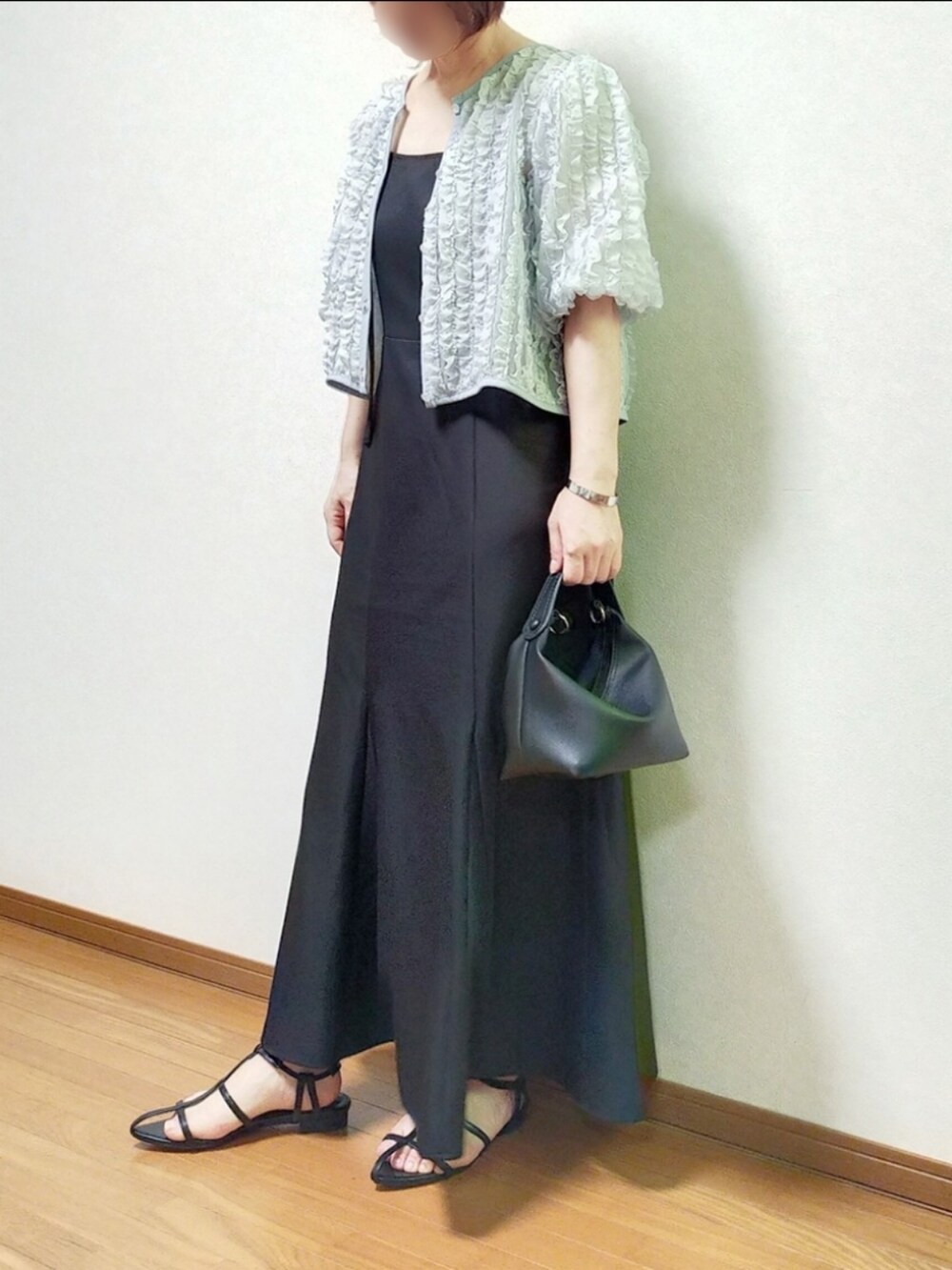 ブルー系のシャツ/ブラウス、ブラック系のジャンパースカート、ブラック系のハンドバッグを着用したレディースの夏コーディネートの2枚目の写真