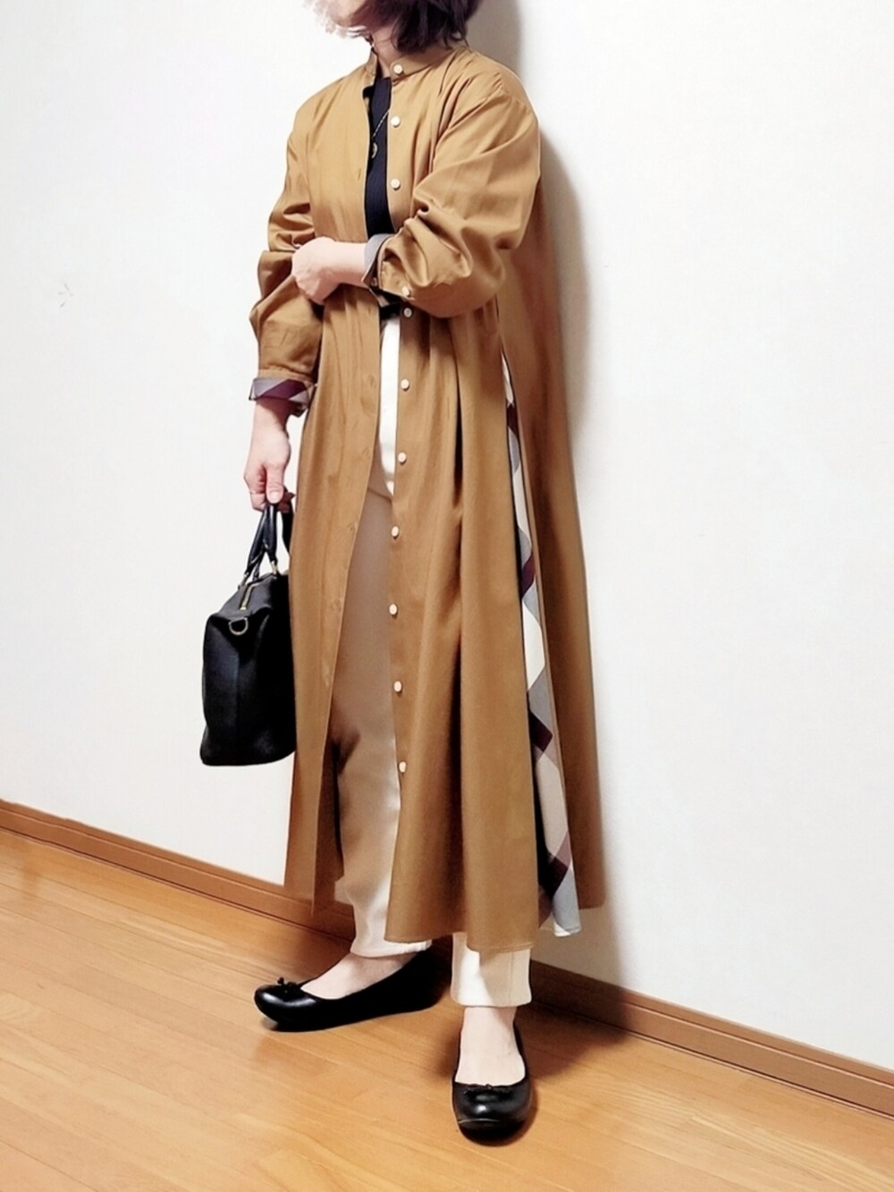 ベージュ系のワンピース、ホワイト系のその他パンツ、ブラック系のバレエシューズを着用したレディースの秋コーディネートの2枚目の写真