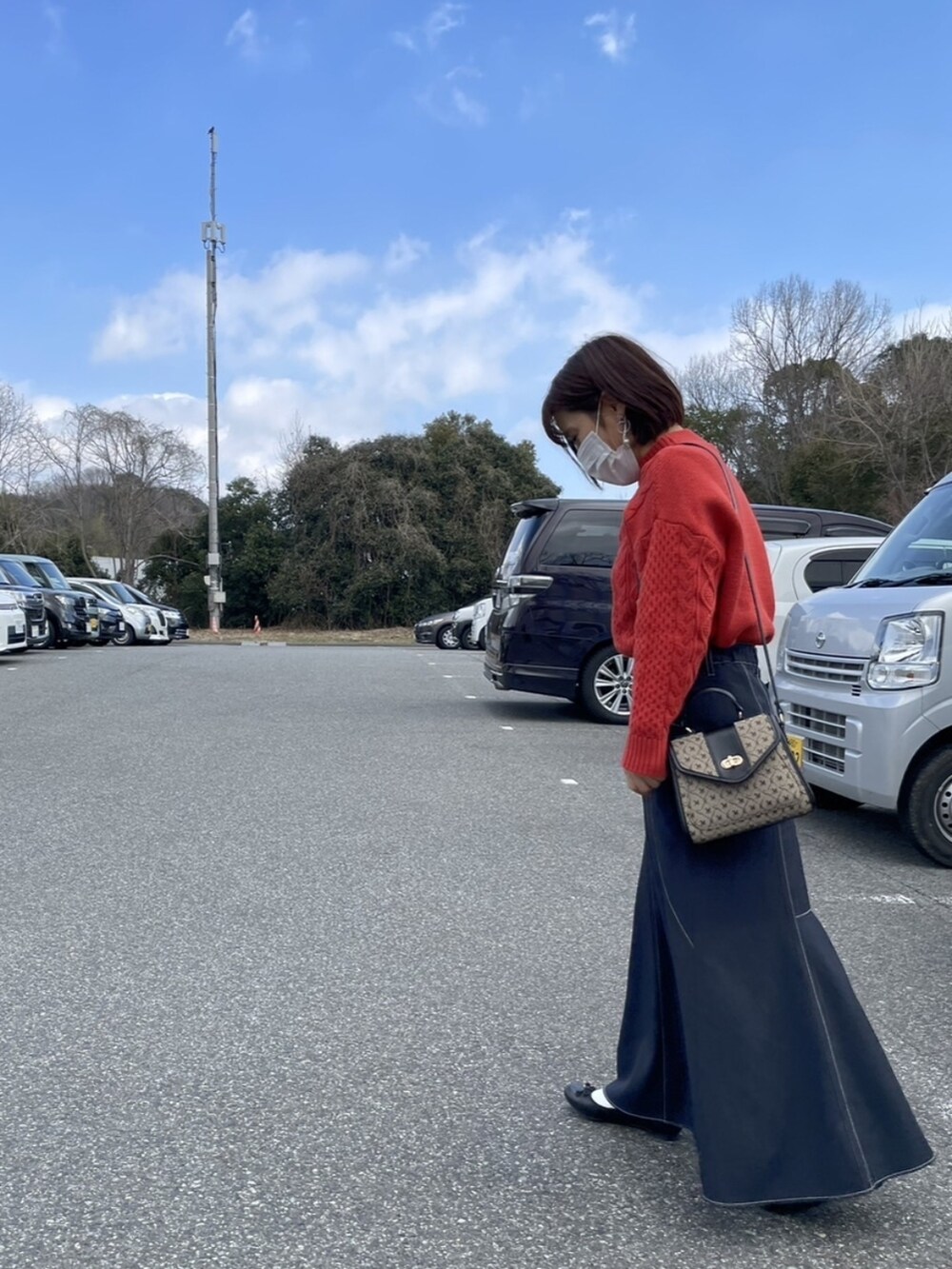 「きれいめカジュアル、シンプルコーデ、ショルダーバッグ、ニット、ビビッドカラー、ダウンジャケット、デニム、トートバッグ、バレエシューズ、冬コーデ、休日スタイル、休日コーデ、オトナカジュアル、赤ニット」｜「MOUSSYのEA MONOGRAM MINI SHOULDER バッグ（ショルダーバッグ、ブラウン系）」を使った、のんくる🌼さん（レディース・154cm）の冬コーディネートの3枚目の写真