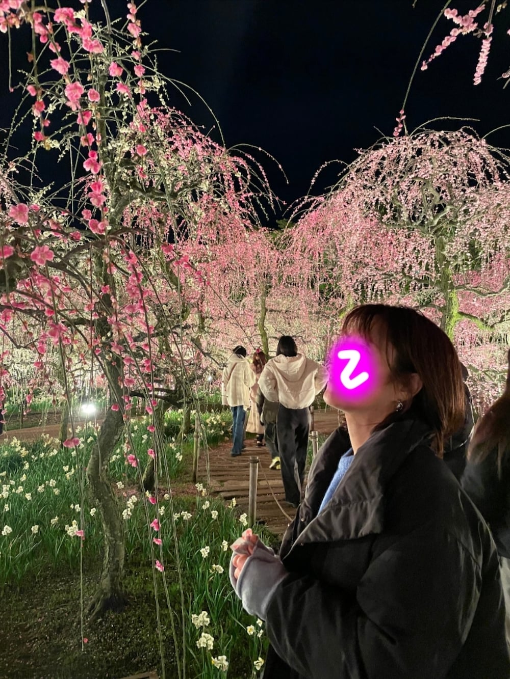 ブラック系のデニムパンツ、ブラック系のダウンジャケット/コート、ブラック系のブーツを着用したレディースの冬コーディネートの3枚目の写真