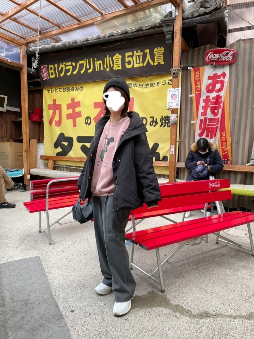 ブラック系のダウンジャケット/コート、ピンク系のスウェット、ホワイト系のその他トップスを着用したレディースの冬コーディネートの3枚目の写真