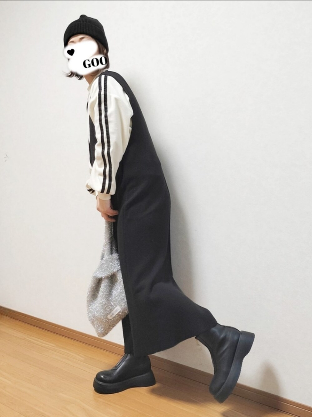 グリーン系のブルゾン、ホワイト系のスウェット、ブラック系のブーツを着用したレディースの冬コーディネートの2枚目の写真