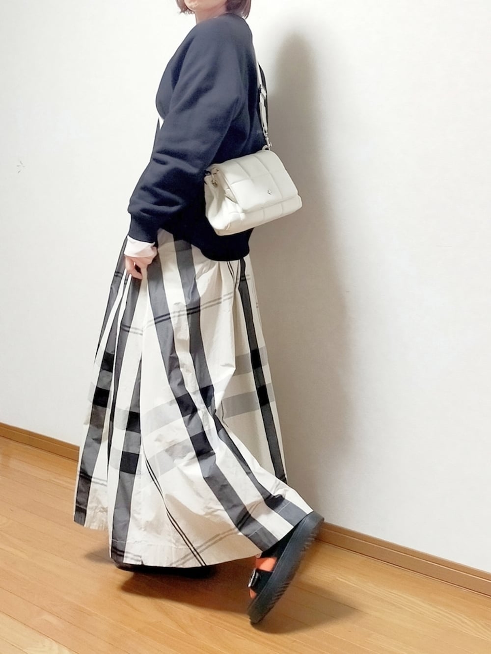 ãã¯ã€ãç³»ã®Tã·ã£ã/ã«ãããœãŒããã©ãã¯ç³»ã®ã¹ãŠã§ããããã¯ã€ãç³»ã®ã¹ã«ãŒããççšããã¬ãã£ãŒã¹ã®æ¥ã³ãŒãã£ããŒãã®2æç®ã®åç