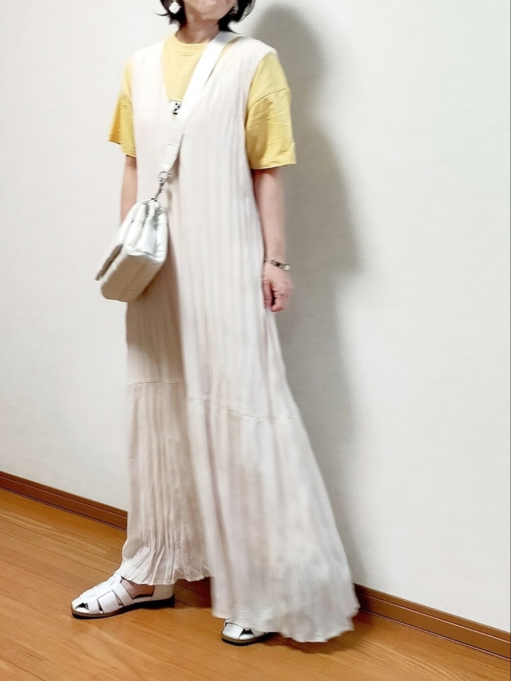 ホワイト系のワンピース、イエロー系のTシャツ/カットソー、ホワイト系のサンダルを着用したレディースの夏コーディネートの2枚目の写真