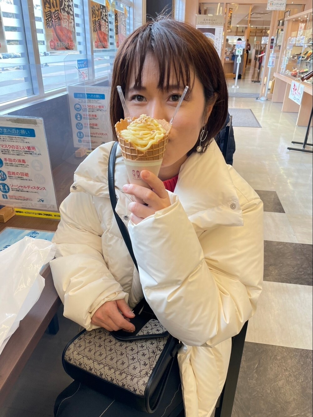 「きれいめカジュアル、シンプルコーデ、ショルダーバッグ、ニット、ビビッドカラー、ダウンジャケット、デニム、トートバッグ、バレエシューズ、冬コーデ、休日スタイル、休日コーデ、オトナカジュアル、赤ニット」｜「MOUSSYのEA MONOGRAM MINI SHOULDER バッグ（ショルダーバッグ、ブラウン系）」を使った、のんくる🌼さん（レディース・154cm）の冬コーディネートの5枚目の写真