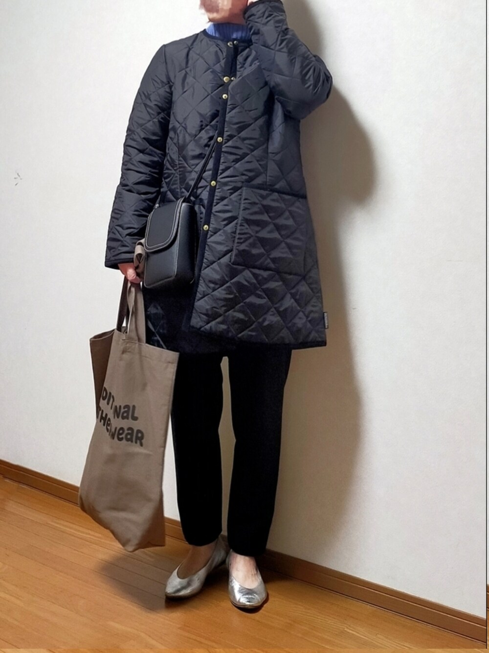 ブラック系のその他アウター、ブラック系のショルダーバッグ、ブラック系のその他パンツを着用したレディースの冬コーディネートの2枚目の写真