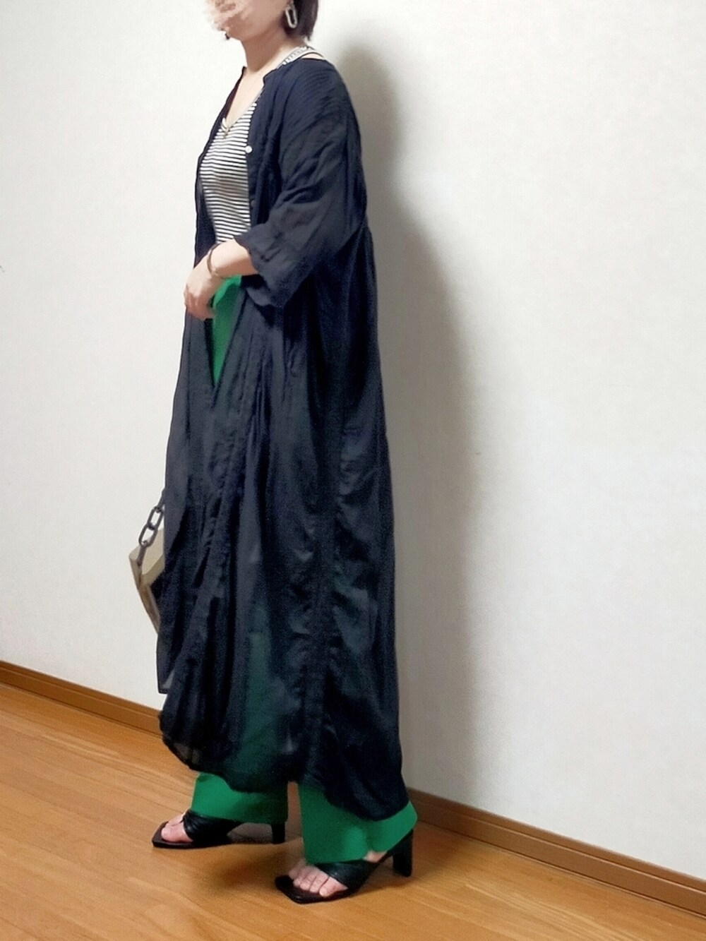 グリーン系のその他パンツ、ブラック系のワンピース、ブラック系のサンダルを着用したレディースの春コーディネートの2枚目の写真