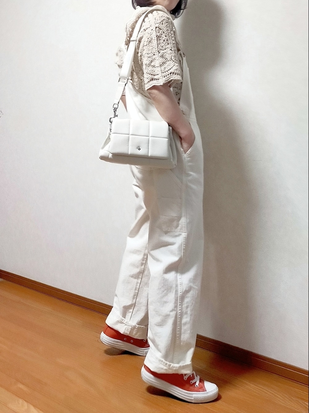 ホワイト系のサロペット/オーバーオール、ベージュ系のシャツ/ブラウス、オレンジ系のスニーカーを着用したレディースの夏コーディネートの2枚目の写真