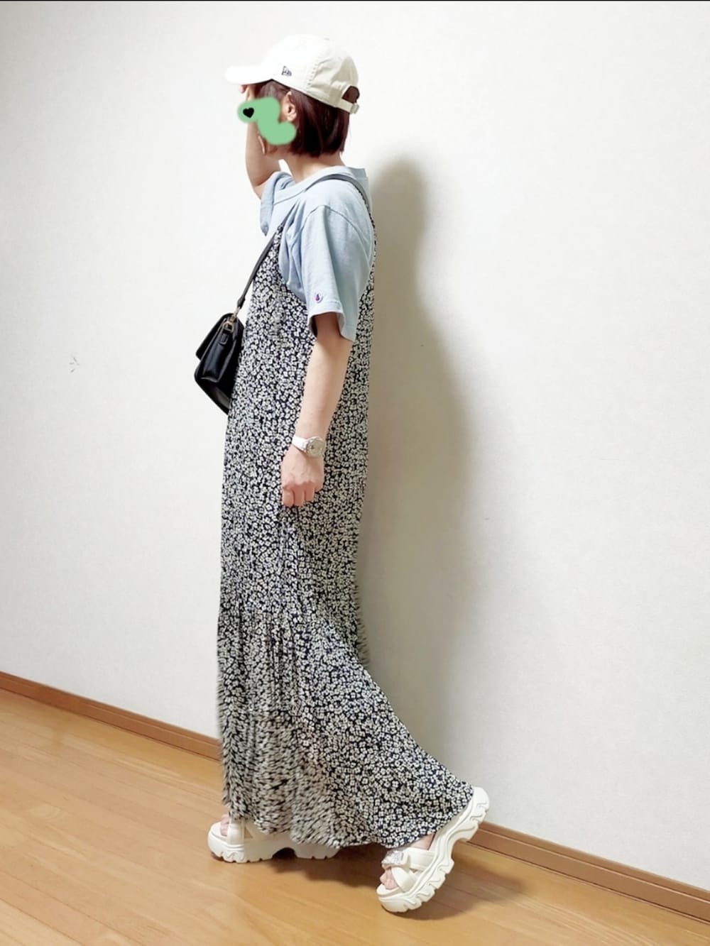グレー系のワンピース、ブルー系のTシャツ/カットソー、ホワイト系のサンダルを着用したレディースの夏コーディネートの2枚目の写真