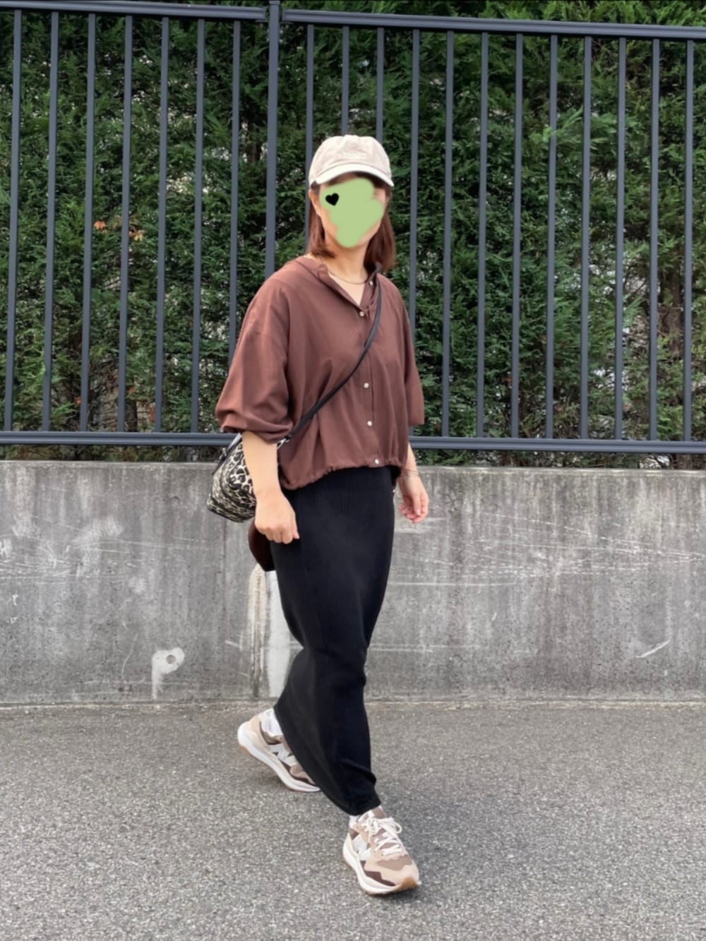 ブラウン系のシャツ/ブラウス、ブラック系のトートバッグ、ブラウン系のスニーカーを着用したレディースの秋コーディネートの2枚目の写真