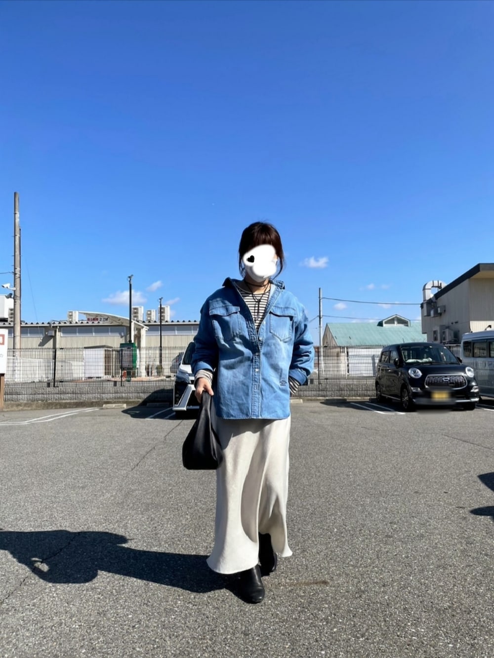 ブルー系のシャツ/ブラウス、ブラック系のショルダーバッグ、ホワイト系のスカートを着用したレディースの春コーディネートの3枚目の写真