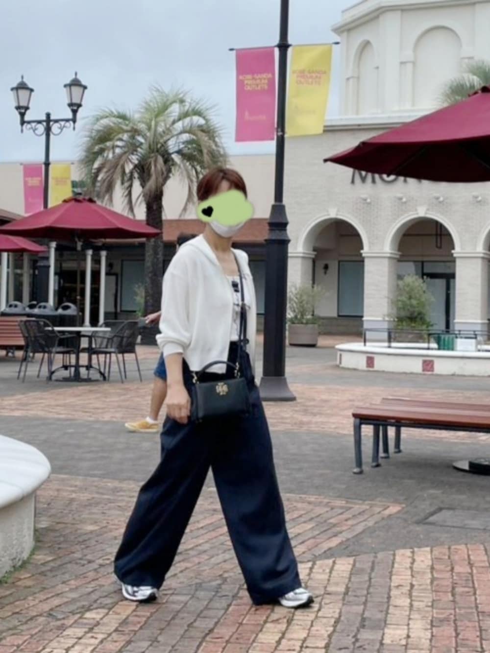 ブルー系のその他パンツ、シルバー系のスニーカー、ホワイト系のタンクトップを着用したレディースの夏コーディネートの2枚目の写真