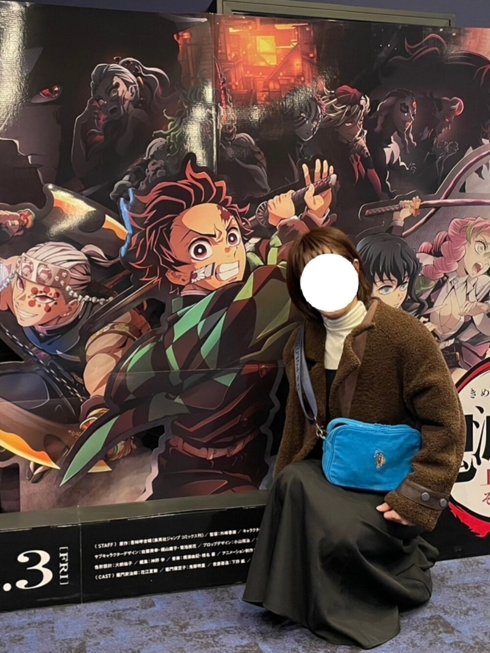 ブルー系のショルダーバッグ、ブラウン系のジャケット/アウター、ホワイト系のニット/セーターを着用したレディースの冬コーディネートの3枚目の写真