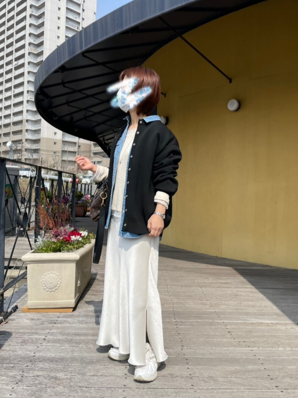 ホワイト系のTシャツ/カットソー、ブラック系のカーディガン/ボレロ、ブルー系のシャツ/ブラウスを着用したレディースの春コーディネートの2枚目の写真