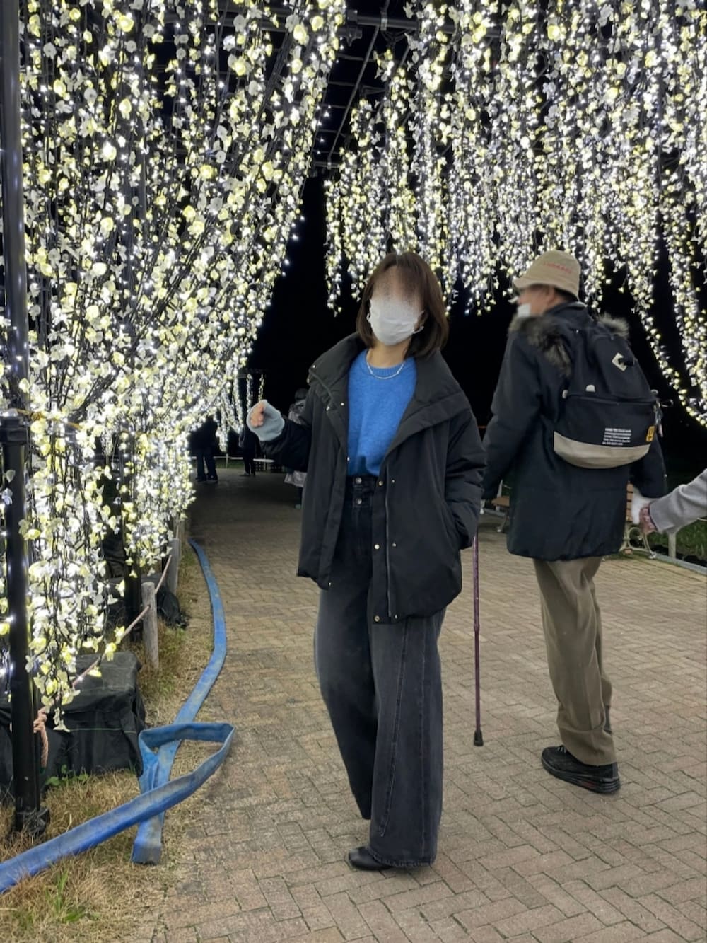 ブラック系のデニムパンツ、ブラック系のダウンジャケット/コート、ブラック系のブーツを着用したレディースの冬コーディネートの2枚目の写真