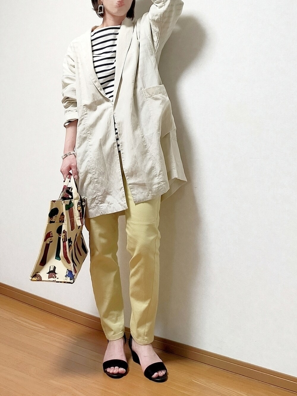 ベージュ系のその他アウター、ホワイト系のTシャツ/カットソー、イエロー系のその他パンツを着用したレディースの春コーディネートの2枚目の写真