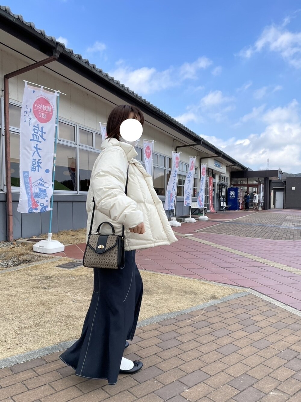 「きれいめカジュアル、シンプルコーデ、ショルダーバッグ、ニット、ビビッドカラー、ダウンジャケット、デニム、トートバッグ、バレエシューズ、冬コーデ、休日スタイル、休日コーデ、オトナカジュアル、赤ニット」｜「MOUSSYのEA MONOGRAM MINI SHOULDER バッグ（ショルダーバッグ、ブラウン系）」を使った、のんくる🌼さん（レディース・154cm）の冬コーディネートの4枚目の写真