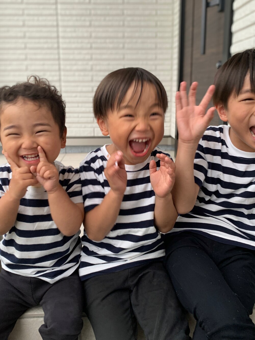 ホワイト系のTシャツ/カットソー、ブラック系のパンツを着用したキッズの春コーディネートの3枚目の写真