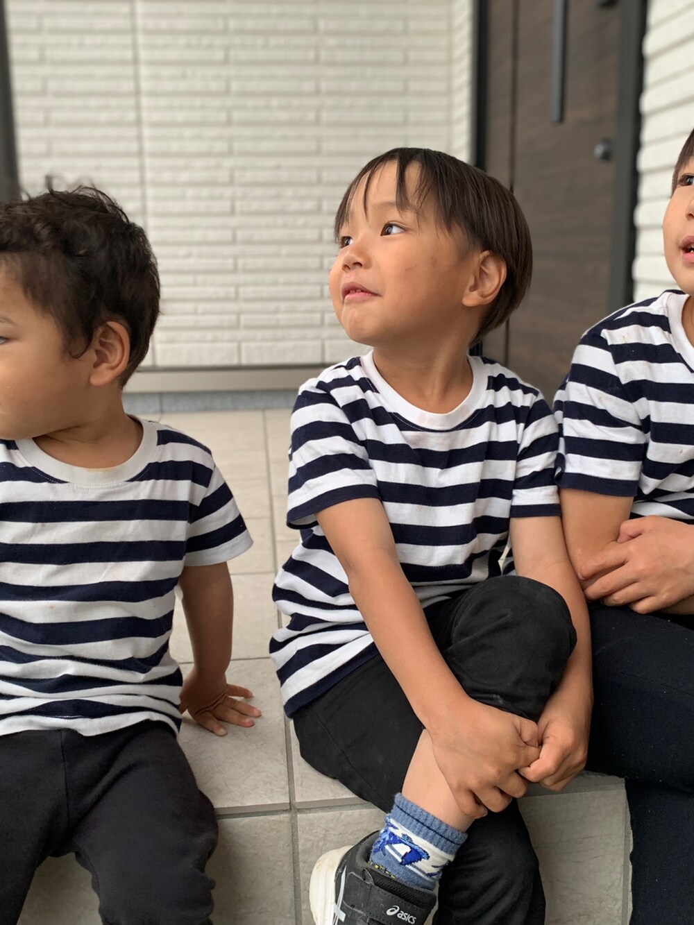 ホワイト系のTシャツ/カットソー、ブラック系のパンツを着用したキッズの春コーディネートの2枚目の写真