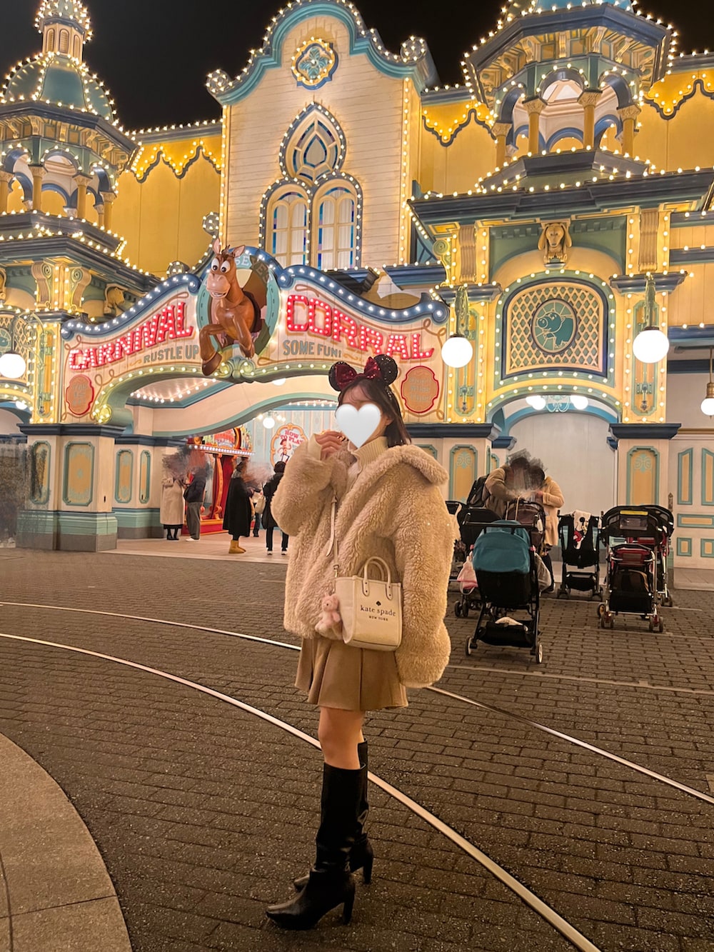 ホワイト系のジャケット/アウター、ホワイト系のニット/セーター、ブラウン系のスカートを着用したレディースの冬コーディネートの2枚目の写真