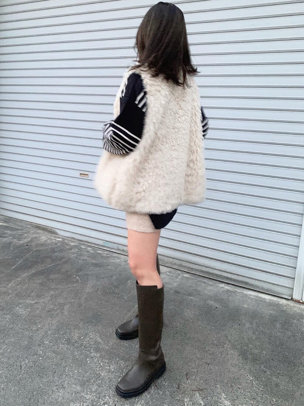 「休日コーデ、お洒落さんと繋がりたい、おしゃれさんと繋がりたい、服好きな人と繋がりたい、mystic、mystic京都ポルタ店、mystic_mystyle、淡色女子、淡色コーデ、ニットパンツ、ロングブーツ、甘めカジュアルコーデ」｜「Kastaneのリブニットショートパンツ（その他パンツ、ベージュ系）」を使った、rinkaさん（レディース・153cm）の冬コーディネートの2枚目の写真