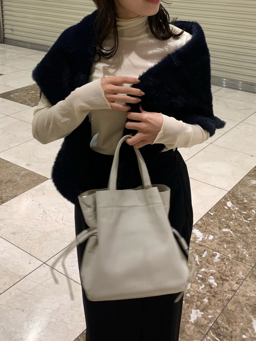 ブラック系のカーディガン/ボレロ、ブラック系のローファー、ブラック系のスカートを着用したレディースの冬コーディネートの3枚目の写真