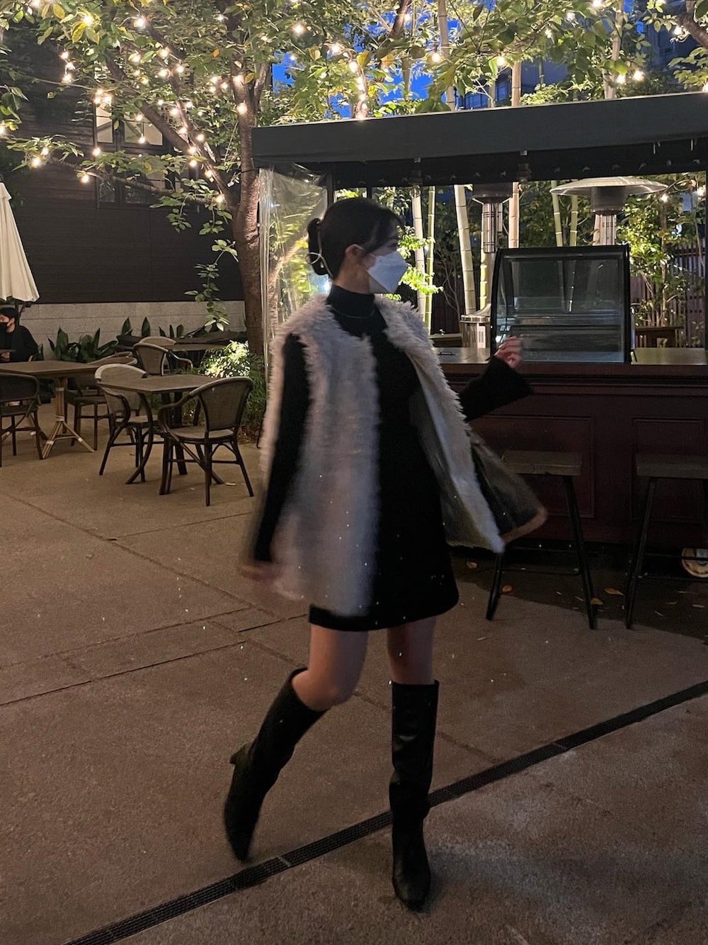 ホワイト系のベスト、ブラック系のニット/セーター、ブラック系のスカートを着用したレディースの秋コーディネートの2枚目の写真