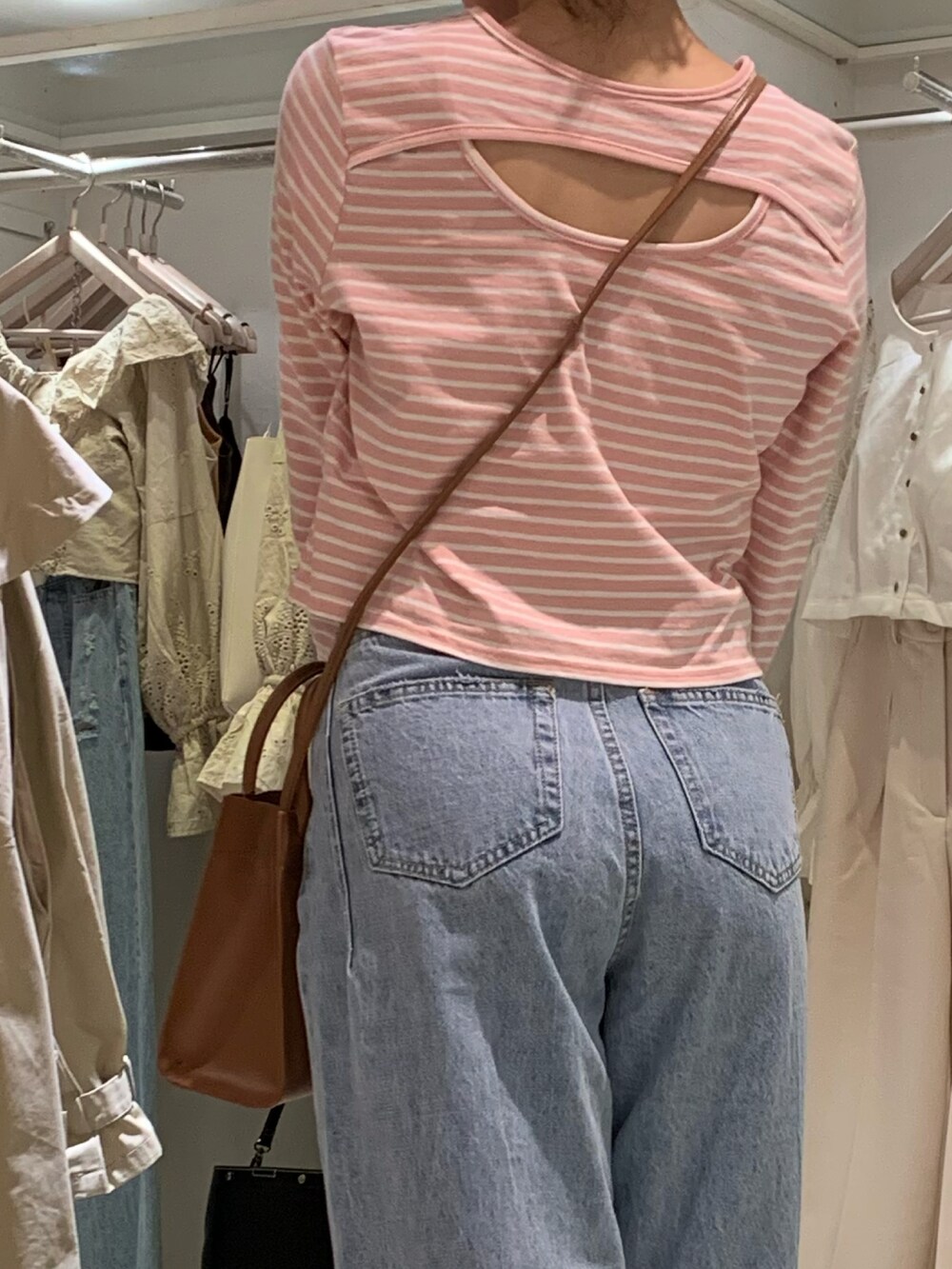 「春コーデ、mystic、mystic京都ポルタ店、mystic_mystyle、お洒落さんとつながりたい、お洒落さんと繋がりたい、おしゃれさんと繋がりたい、服好きな人と繋がりたい、ピンクコーデ、ピンク、デニム、デニムコーデ、低身長」｜「mysticのレイヤードデザインプルオーバー（Tシャツ/カットソー、ピンク系）」を使った、rinkaさん（レディース・153cm）の春コーディネートの2枚目の写真