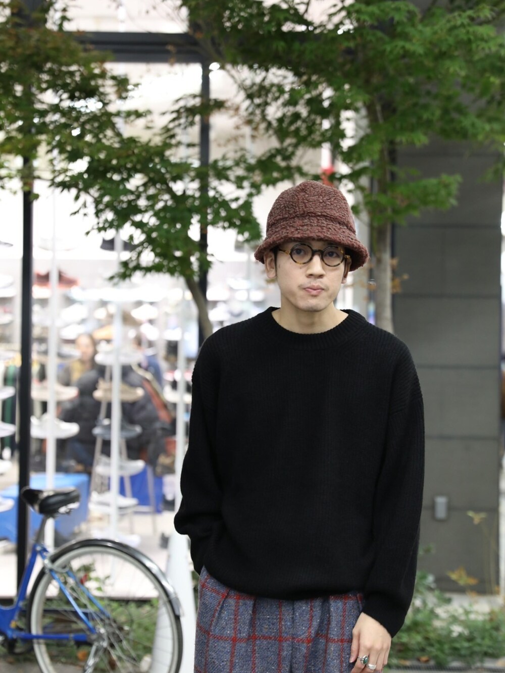 ブラック系のニット/セーター、ブラック系のダウンベスト、その他のパンツを着用したメンズの秋コーディネートの3枚目の写真