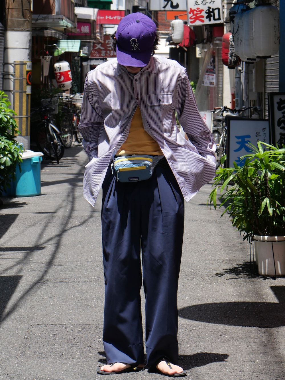 パープル系のシャツ/ブラウス、ブルー系のパンツ、ブラック系のサンダルを着用したメンズの春コーディネートの2枚目の写真