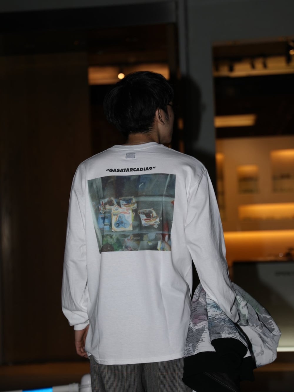 ホワイト系のTシャツ/カットソー、その他のジャケット/アウター、その他のサングラスを着用したメンズの夏コーディネートの4枚目の写真