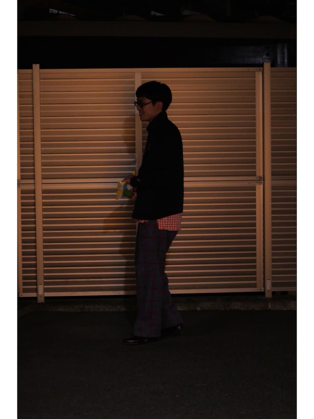 その他のパンツ、ブラック系のドレスシューズ、オレンジ系のシャツ/ブラウスを着用したメンズの秋コーディネートの2枚目の写真