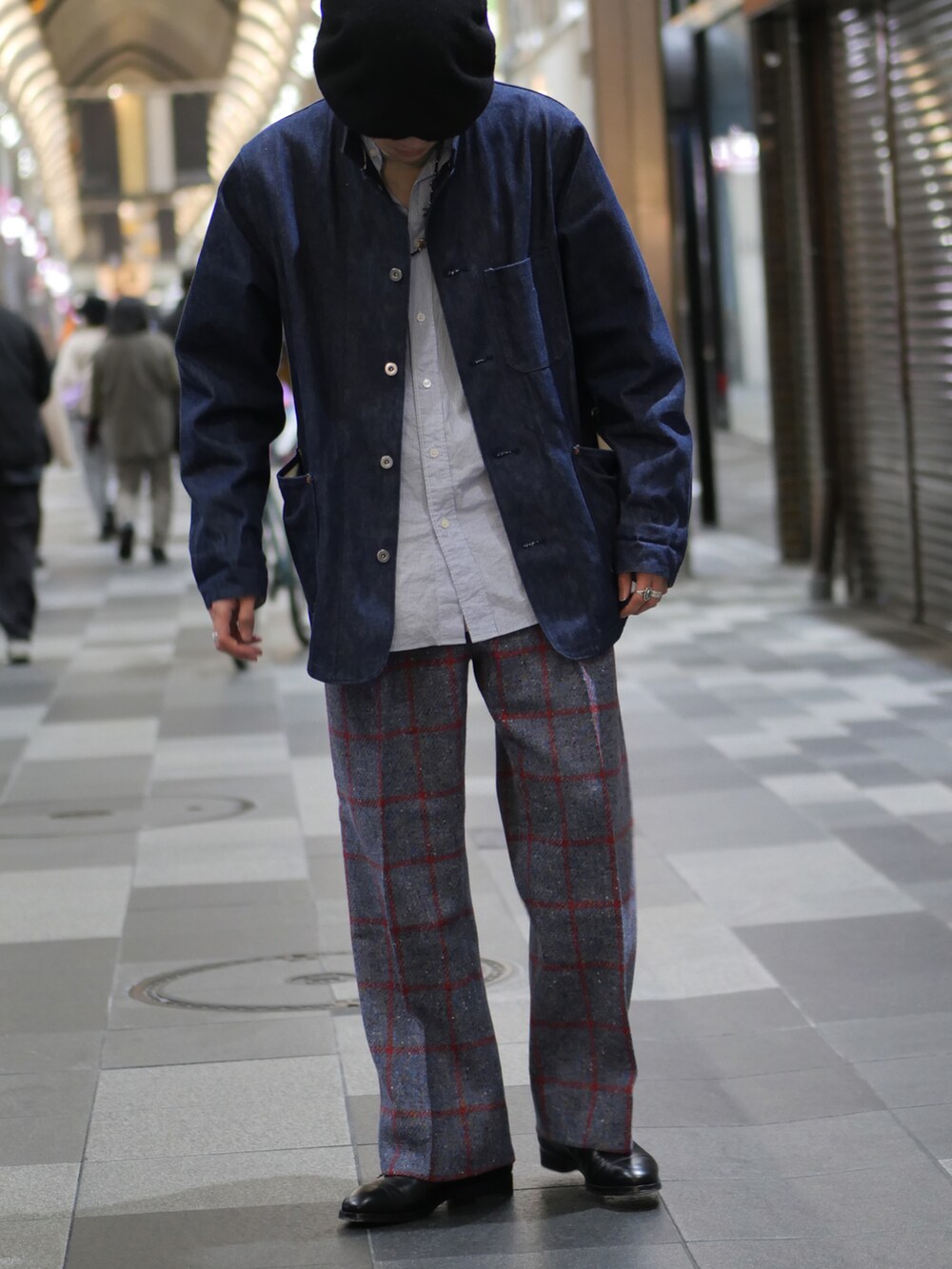 ブラック系のドレスシューズ、その他のパンツ、ブルー系のジャケット/アウターを着用したメンズの冬コーディネートの2枚目の写真