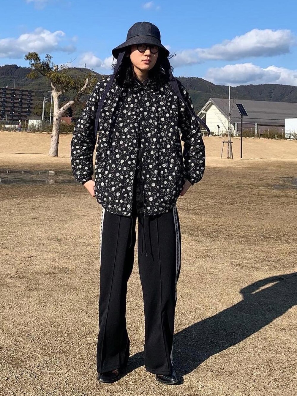 ブラック系のその他パンツ、ブラック系のシューズ、グリーン系のその他アウターを着用したメンズの冬コーディネートの2枚目の写真