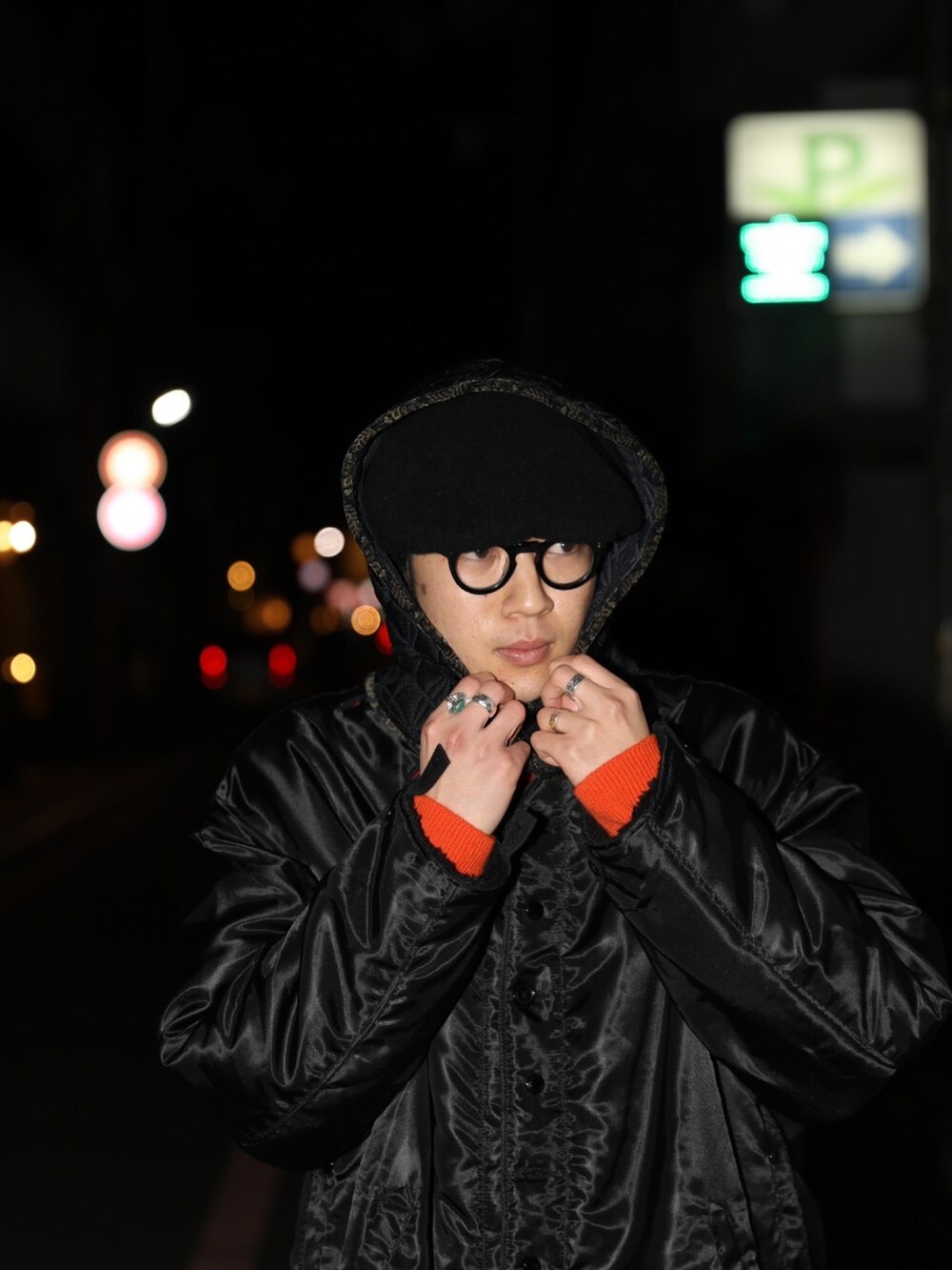 ブラック系のその他アウター、ブラック系のパンツ、ブラック系のキャスケットを着用したメンズの冬コーディネートの2枚目の写真