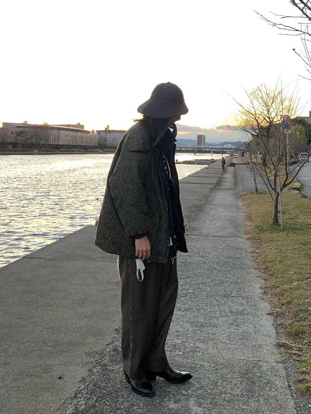 ブラック系のシューズ、ブラウン系のパンツ、ホワイト系のシャツ/ブラウスを着用したメンズの冬コーディネートの2枚目の写真