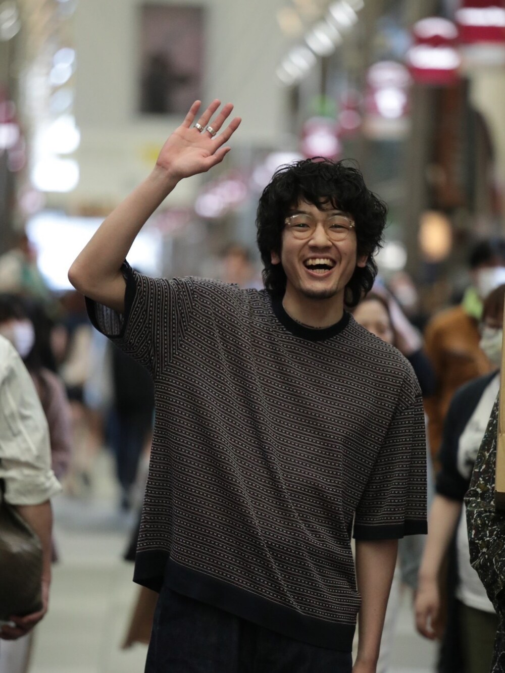 ブラック系のトップスを着用したメンズの春コーディネートの3枚目の写真