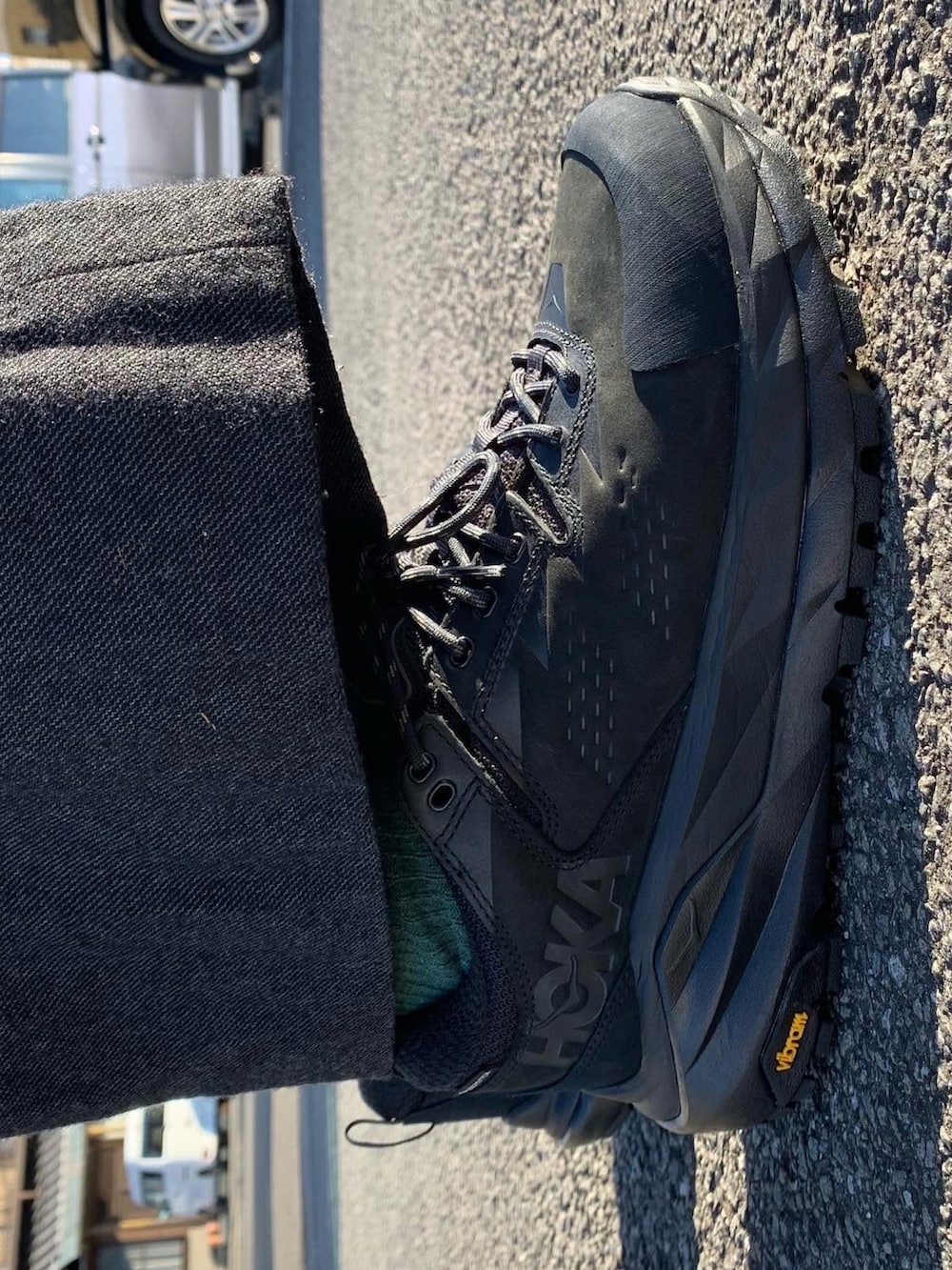 ブラウン系のスラックス、ブラック系のブルゾン、その他のパーカーを着用したメンズの冬コーディネートの2枚目の写真