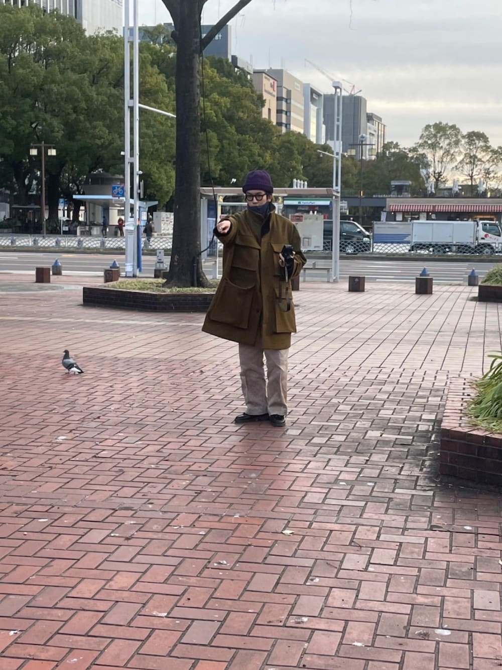 ピンク系のパンツ、ブラック系のローファー、ブラック系のその他アウターを着用したメンズの冬コーディネートの3枚目の写真