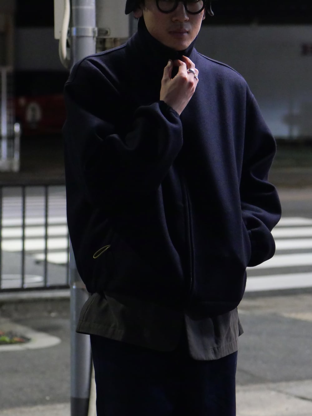 ベージュ系のチノパンツ、グレー系のジャケット/アウター、ブラック系のジャケット/アウターを着用したメンズの秋コーディネートの3枚目の写真