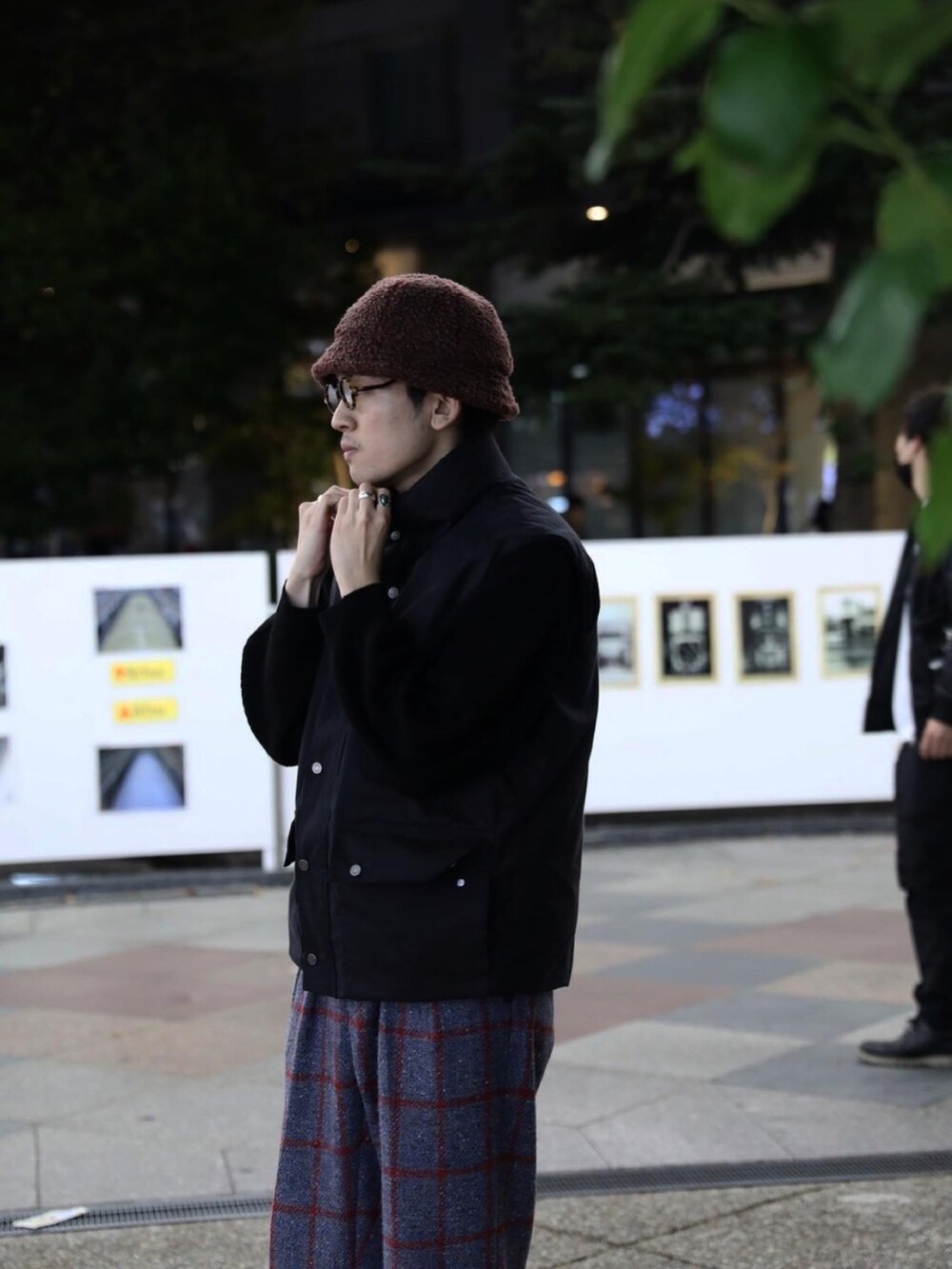 ブラック系のニット/セーター、ブラック系のダウンベスト、その他のパンツを着用したメンズの秋コーディネートの2枚目の写真