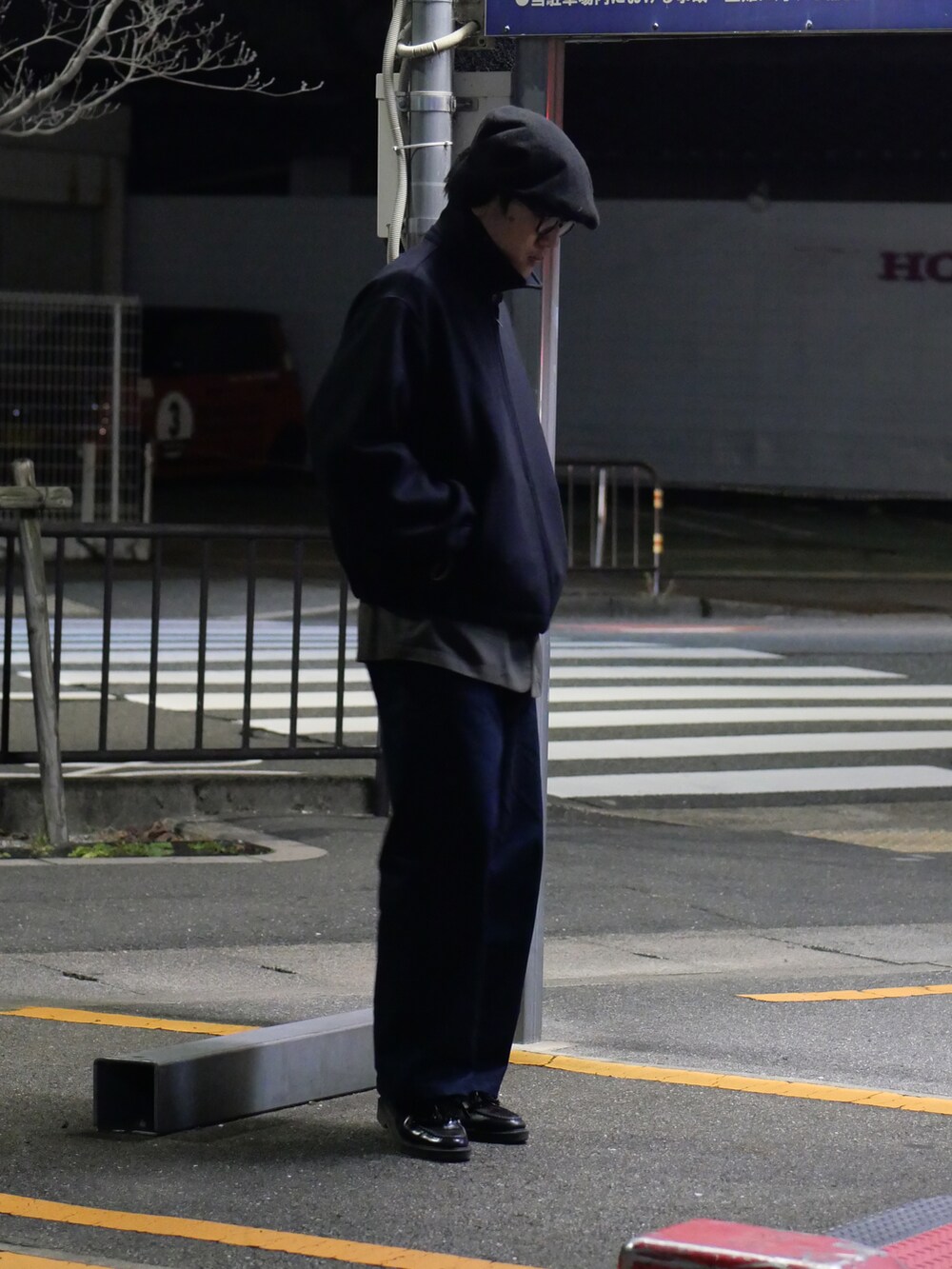 ベージュ系のチノパンツ、グレー系のジャケット/アウター、ブラック系のジャケット/アウターを着用したメンズの秋コーディネートの2枚目の写真