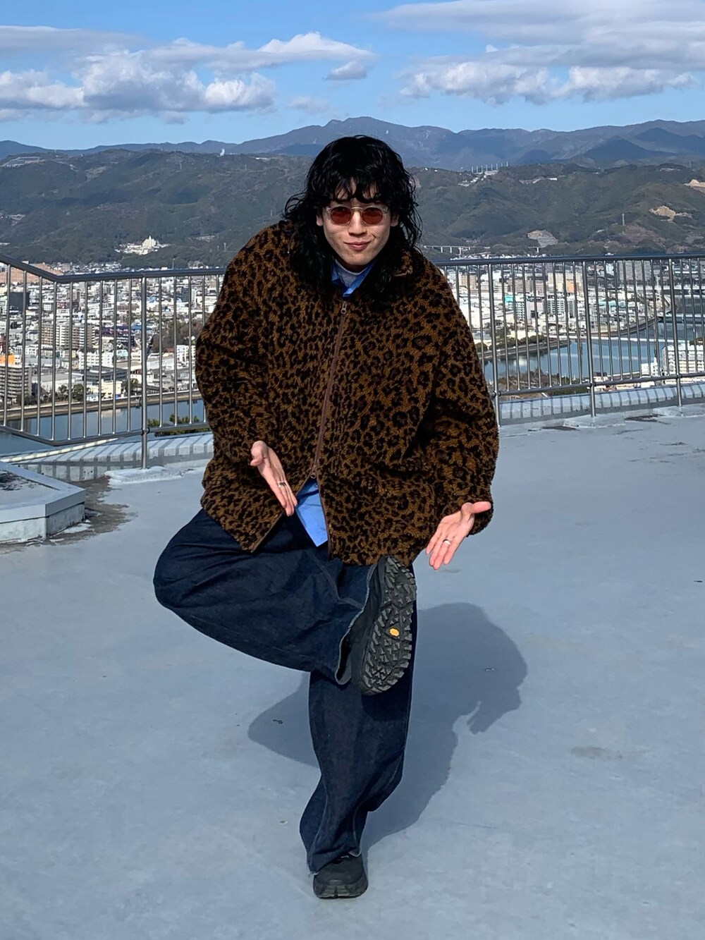 ブラック系のスニーカー、ブルー系のパンツ、その他のブルゾンを着用したメンズの冬コーディネートの2枚目の写真