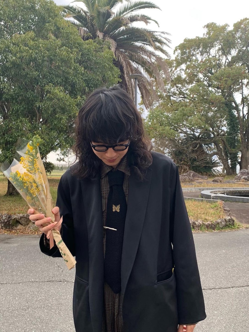 ブラック系のシューズ、ブラウン系のオールインワン・サロペット、ブルー系のその他アウターを着用したメンズの春コーディネートの2枚目の写真